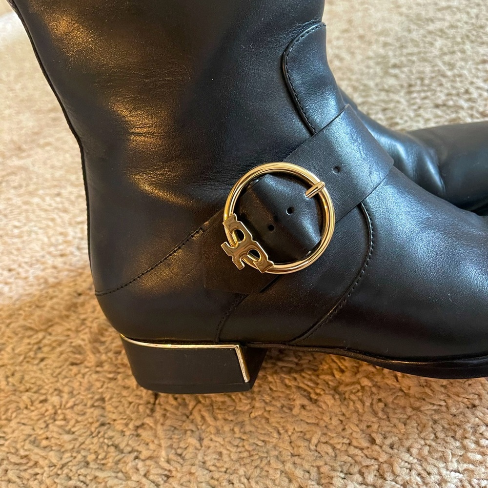 Size 8 Women’s knee high black riding boots.